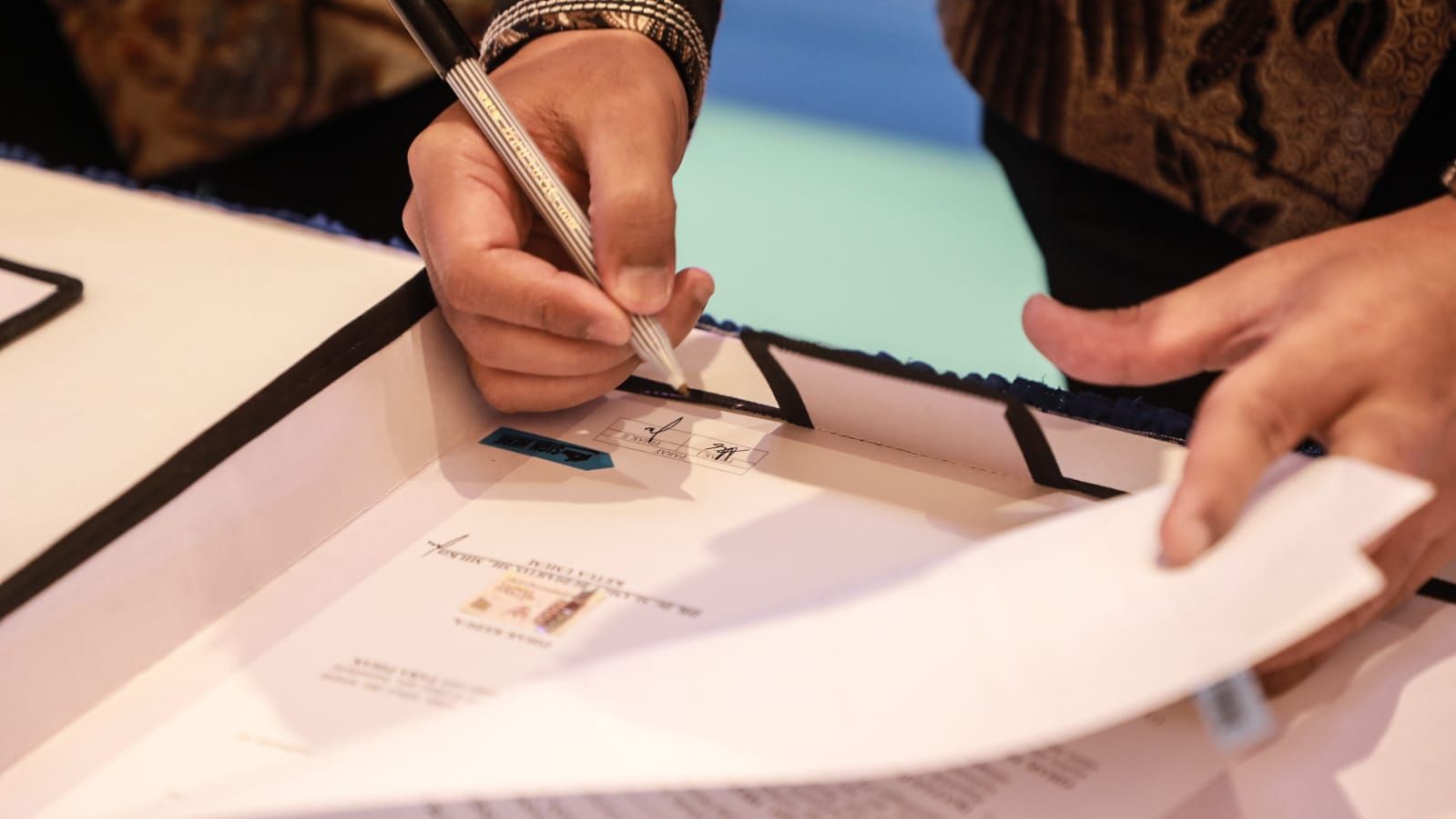 Direktur Nusantara TV Randy Monthonaro Tampubolon dan Ketua Umum Ikatan Dokter Indonesia Dr. dr. Slamet Budiarto, SH., MH.Kes <b>(Dok. NTV)</b>