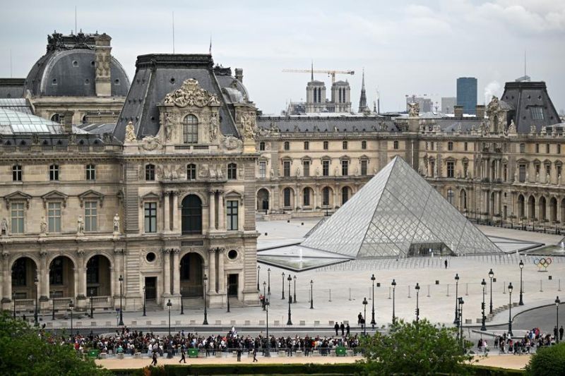 Foto Museum Louvre diambil sebelum upacara pembukaan Olimpiade Paris 2024 di Prancis pada 26 Juli 2024 (Photo by Xia Yifang/POOL/Xinhua) <b>(Antara)</b>