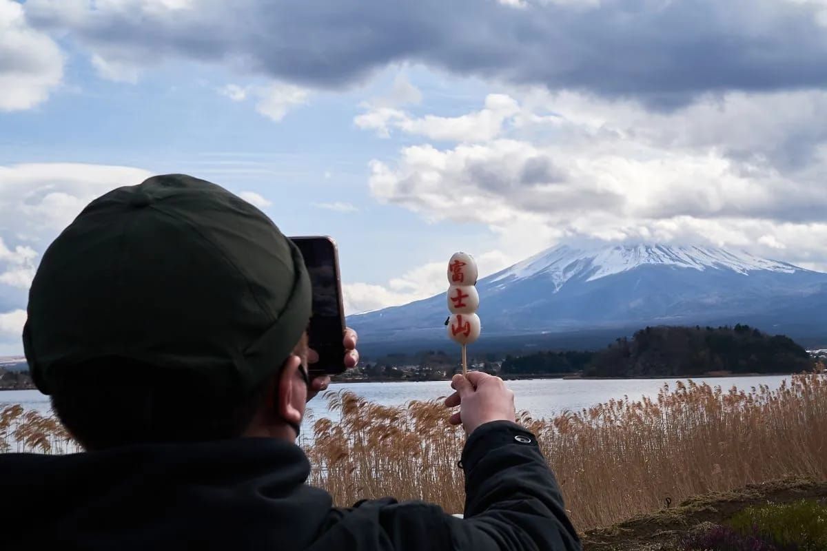 Foto yang diambil dari Danau Kawaguchiko ini menunjukkan pemandangan Gunung Fuji di prefektur Yamanashi, Jepang, 23 Februari 2023. (Xinhua/Zhang Xiaoyu) <b>(Antara)</b>
