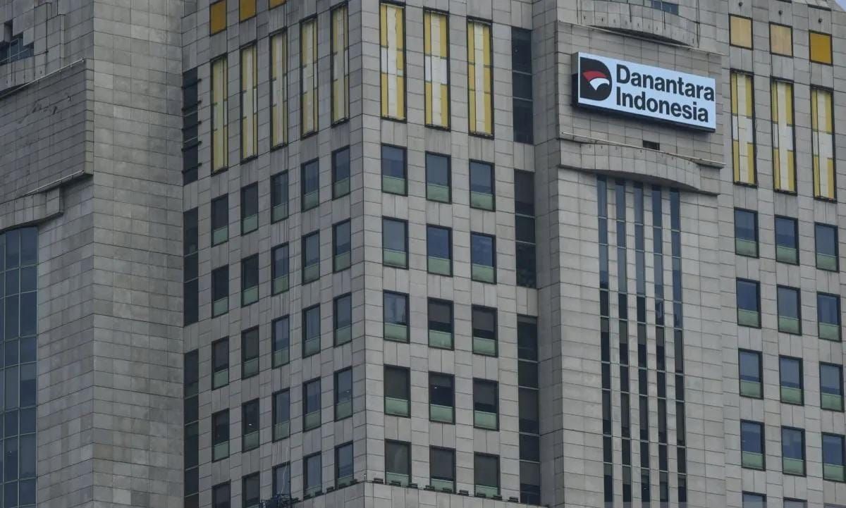 Pekerja membersihkan kaca gedung Wisma Danantara Indonesia di Jakarta, Selasa (8/7/2025). Badan Pengelola Investasi Daya Anagata Nusantara (BPI Danantara) menjalin kerja sama investasi dengan perusahaan asal Arab Saudi, ACWA Power senilai 10 miliar d <b>(Antara)</b>