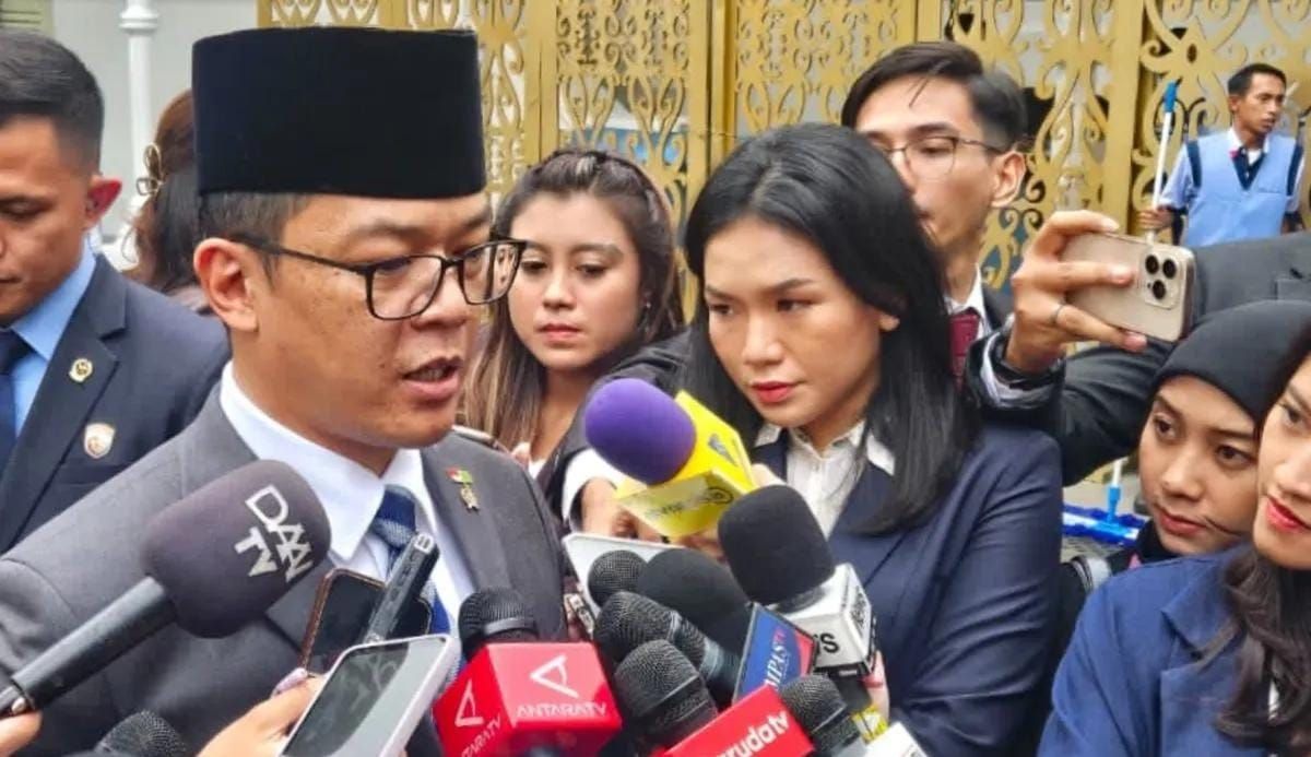 Menteri Luar Negeri (Menlu) Sugiono (kiri) menjawab pertanyaan wartawan saat ditemui pada sela-sela kegiatannya di Istana Merdeka, Jakarta, Kamis 23 Oktober 2025. ANTARA/HO-Dokumentasi Pribadi. <b>(Antara)</b>