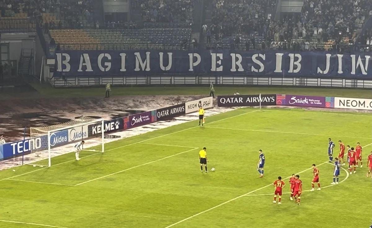 Situasi pertandingan Persib Bandung melawan Selangor FC pada laga ketiga Asia Champions League (ACL) II di Stadion Gelora Bandung Lautan Api (GBLA), Kota Bandung, Jawa Barat, Kamis 23 Oktober 2025. ANTARA/Rubby Jovan <b>(Antara)</b>