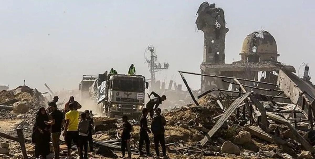 Truk yang membawa makanan dan pasokan medis milik Program Pangan Dunia (WFP) memasuki Gaza melalui perlintasan perbatasan Rafah, saat konflik penuh ketegangan antara Israel dan Hamas terus berlanjut, untuk mencapai Jalur Gaza, 18 Oktober 2025. (ANTAR <b>(Antara)</b>