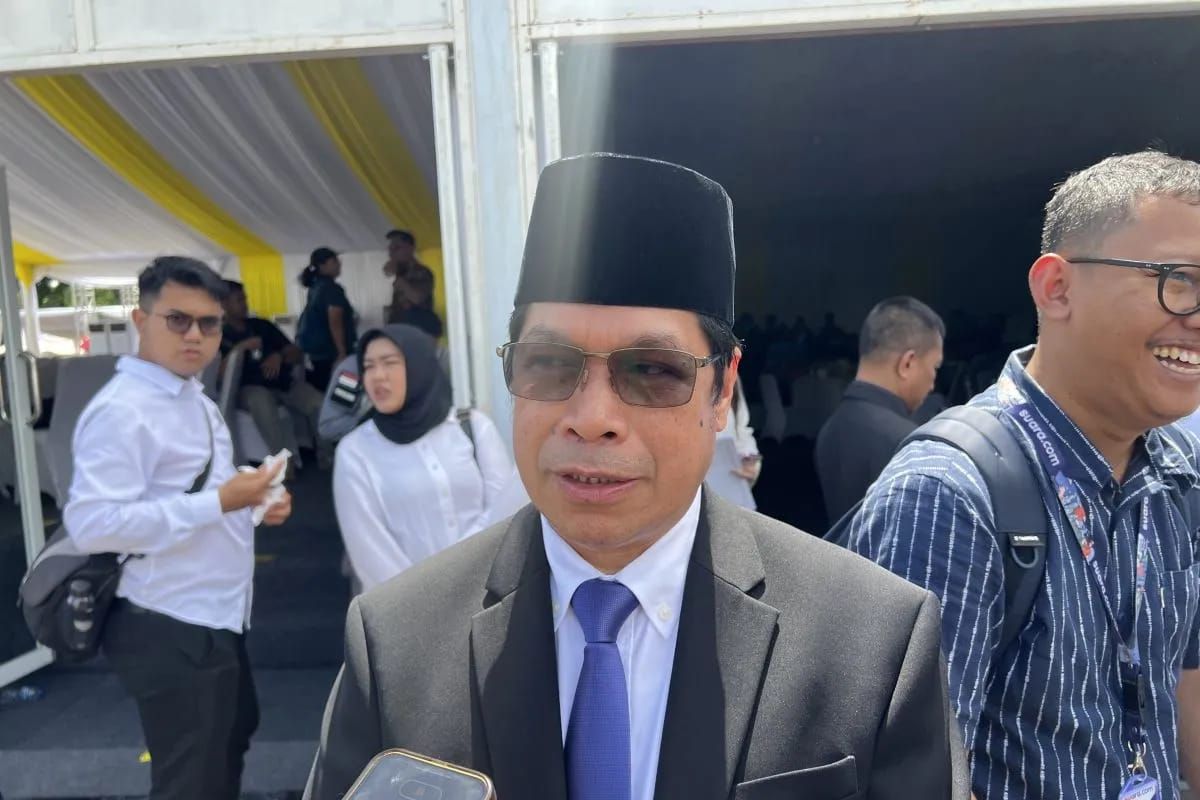 Direktur Jenderal Minyak dan Gas Bumi (Dirjen Migas) Kementerian ESDM Laode Sulaeman ketika dijumpai setelah Upacara Hari Jadi Pertambangan dan Energi yang digelar di Monumen Nasional (Monas), Jakarta, Jumat 24 Oktober 2025. (ANTARA/Putu Indah Savitr <b>(Antara)</b>