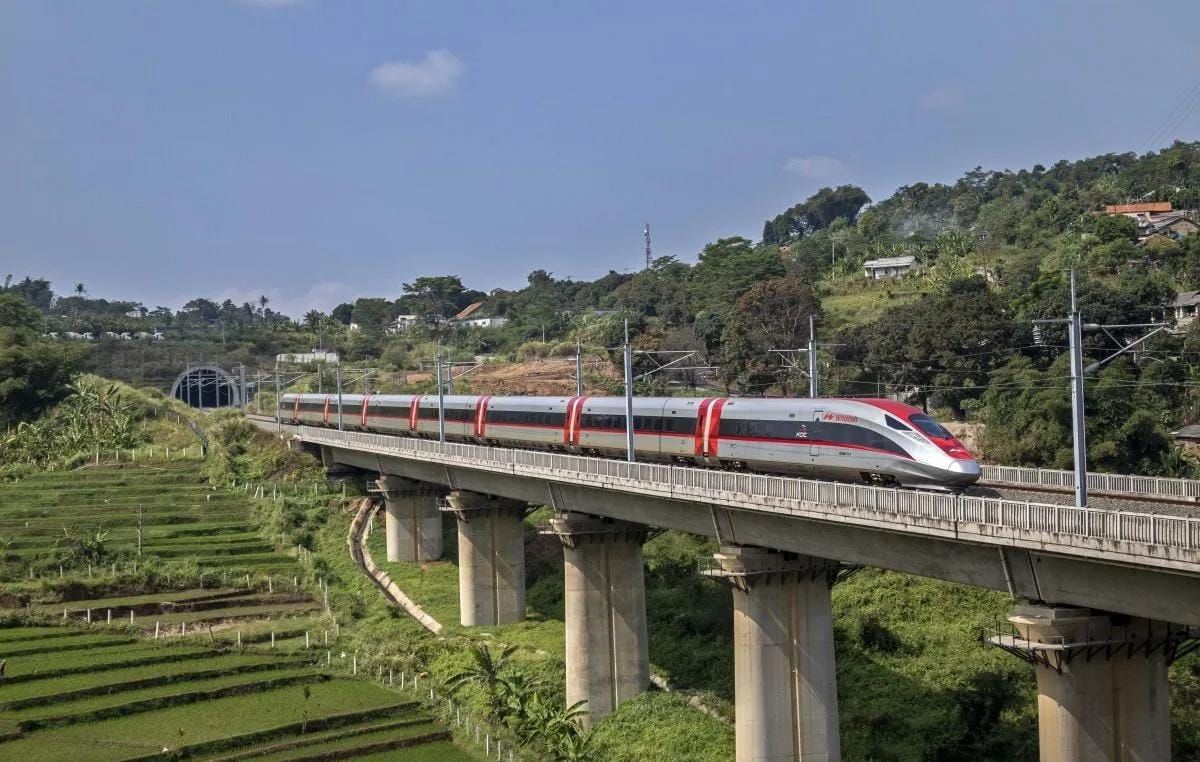 Arsip - Kereta cepat Whoosh melintas di Ngamprah, Kabupaten Bandung Barat, Jawa Barat, 31 Juli 2025. (ANTARA FOTO/Abdan Syakura/foc) <b>(Antara)</b>
