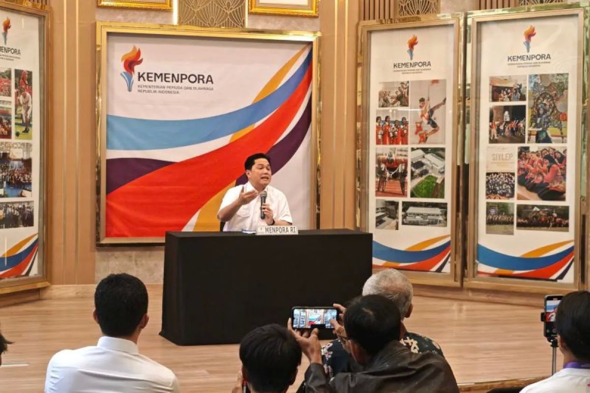 Menteri Pemuda dan Olahraga Erick Thohir memberikan keterangan dalam jumpa pers di Jakarta, Jumat (24/10/2025).  <b>(ANTARA)</b>