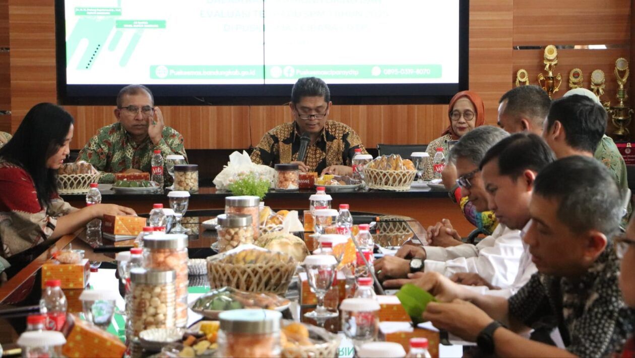 Sekretaris Ditjen Bangda Kemendagri Maddamerreng saat melakukan Monev Terpadu SPM di Puskesmas Ciparay Bandung. <b>(Dok.Ntvnews.id)</b>