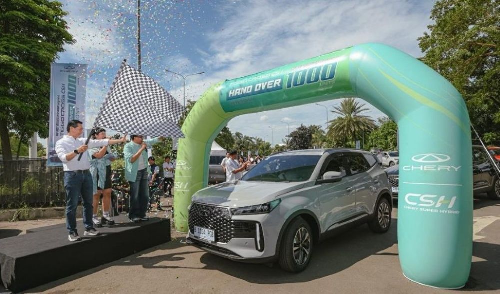 Penyerahan unit Chery Tiggo Cross CSH dilakukan secara simbolis kepada perwakilan konsumen di kawasan Senayan, Jakarta Pusat, pada Sabtu (25/10/2025). (Foto: Istimewa/Adiantoro/NTV)
