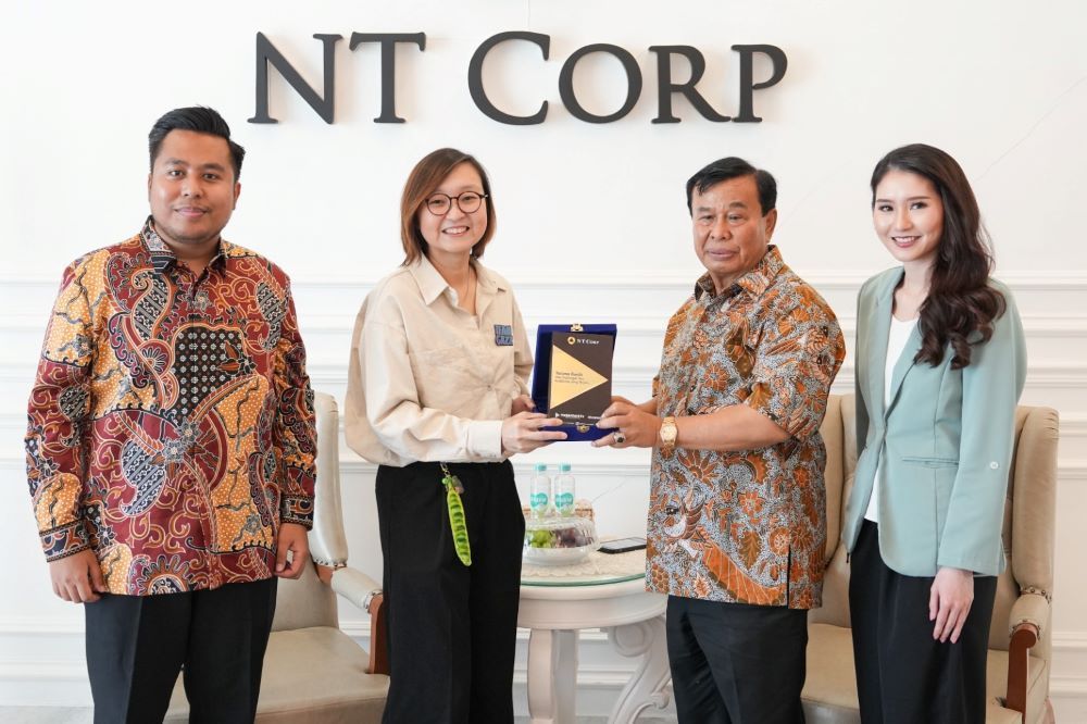 Wamen Ekraf Irene Umar menerima cenderamata dari Presiden Komisaris NT Corp Nurdin Tampubolon didampingi Direksi Nusantara TV Tommy William Tampubolon dan presenter Ellen Gracia