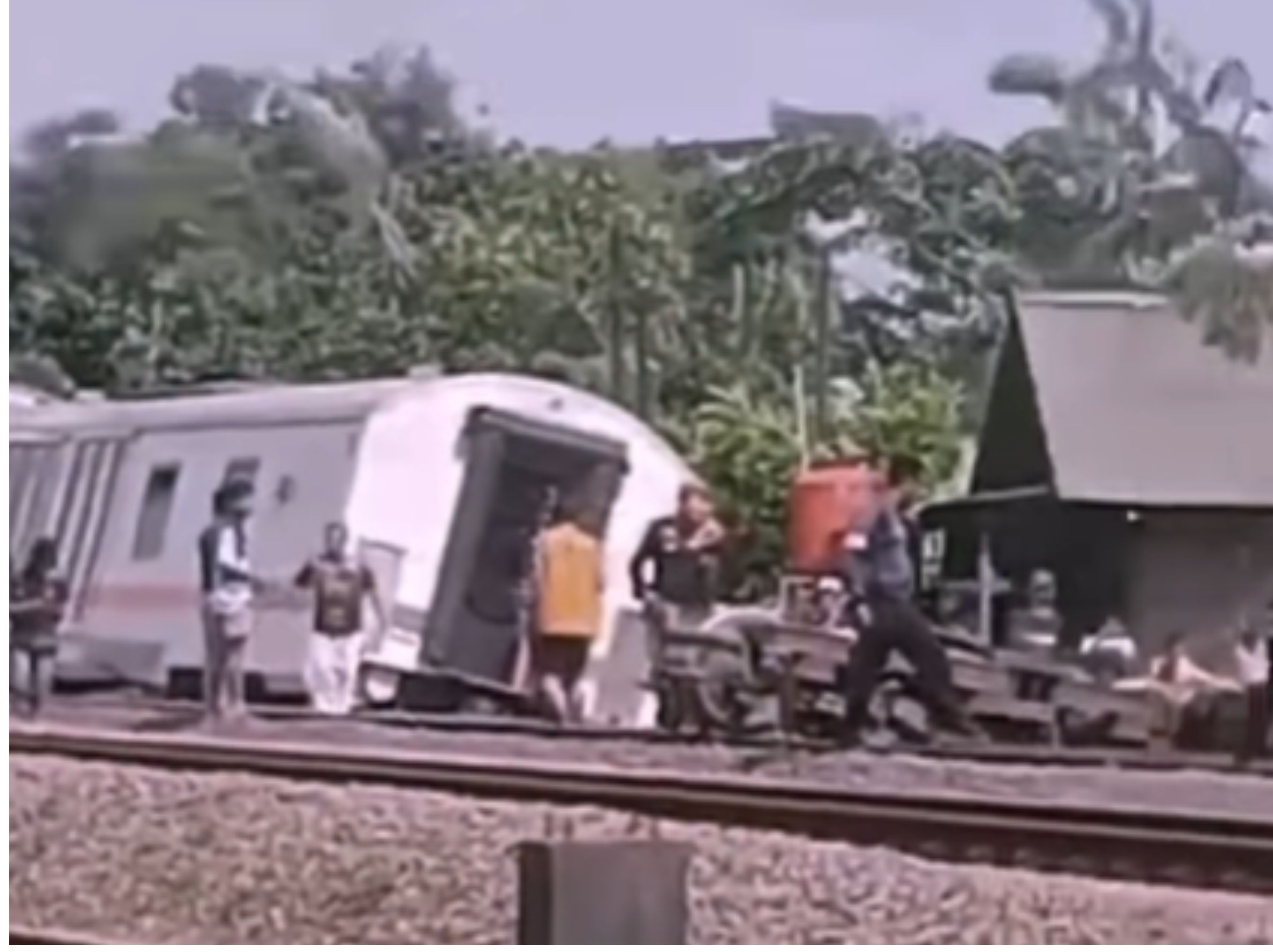 Breaking News dilaporkan kereta api Purwojaya Relasi Gambir - Cilacap anjlok di Stasiun Kedung Gede Kedungwaringin Kab. Bekasi, Sabtu (25/10/25). <b>(jabodetabek24info)</b>