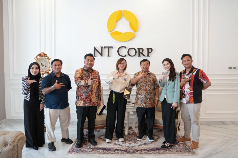 Wamen Ekraf Irene Umar berfoto bersama Presiden Komisaris NT Corp Nurdin Tampubolon, Direksi Nusantara TV Tommy William Tampubolon, Pemimpin Redaksi NTVNews.id Ismoko Widjaya dan tim program Nusantara Economic Updates