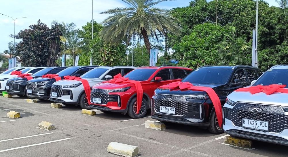 Penyerahan unit Chery Tiggo Cross CSH dilakukan secara simbolis kepada perwakilan konsumen di kawasan Senayan, Jakarta Pusat, pada Sabtu (25/10/2025). (Foto: Istimewa/Adiantoro/NTV)