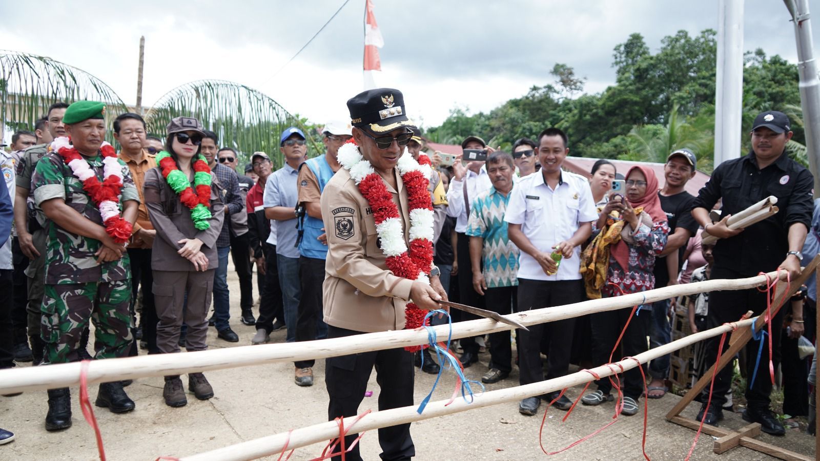 Suasana upacara adat pembuka oleh Bupati Murung Raya, Heriyus Midel Yoseph saat peresmian listrik desa Hingan Tokung dan 21 Desa lainnya di Kabupaten Murung Raya, Provinsi Kalimantan Tengah. (Foto: Istimewa)
