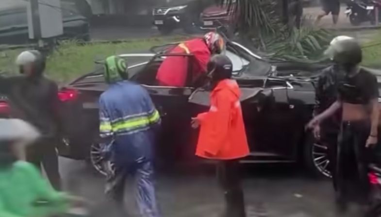 Pohon tumbang timpa mobil mewah di Pondok Indah, pengemudi tewas di tempat <b>(Instagram)</b>