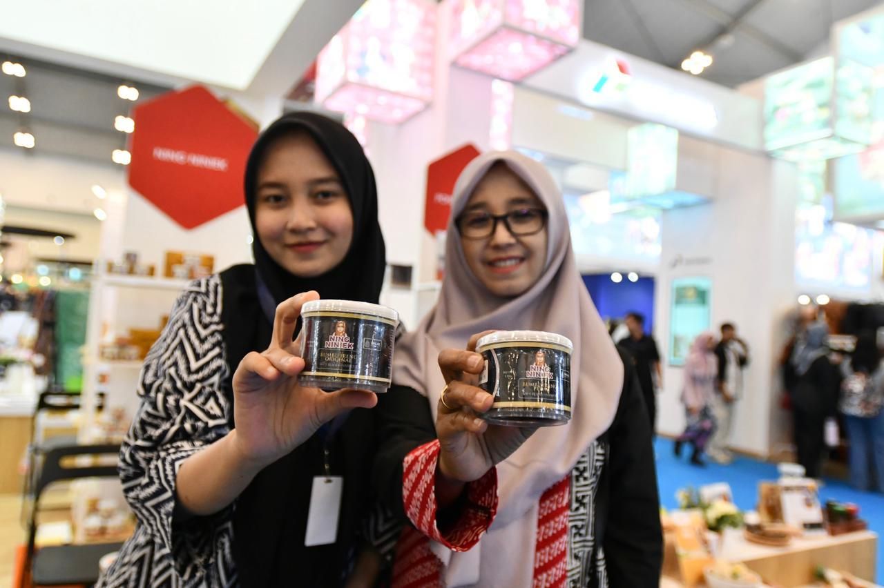 Salah satu UMKM Binaan Pertamina Ning Niniek asal Surabaya saat mengikuti acara Trade Expo Indonesia 40th yang diselenggarakan di ICE BSD, Tangerang, Banten pada Sabtu (18/10/2025).