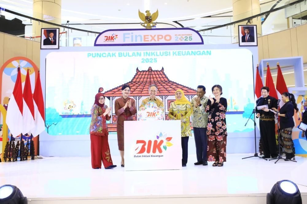 Puncak Bulan Inklusi Keuangan dihadiri Kepala Eksekutif Pengawas Perilaku Pelaku Usaha Jasa Keuangan, Edukasi, dan Pelindungan Konsumen OJK Friderica Widyasari Dewi dan Gubernur Jawa Timur Khofifah Indar Parawansa. (Foto: Istimewa)
