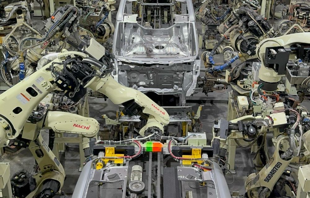 Proses pengelasan menggunakan teknologi robotik di fasilitas welding Kyoto Plant Daihatsu Jepang. (Foto: Istimewa/Daaihatsu)
