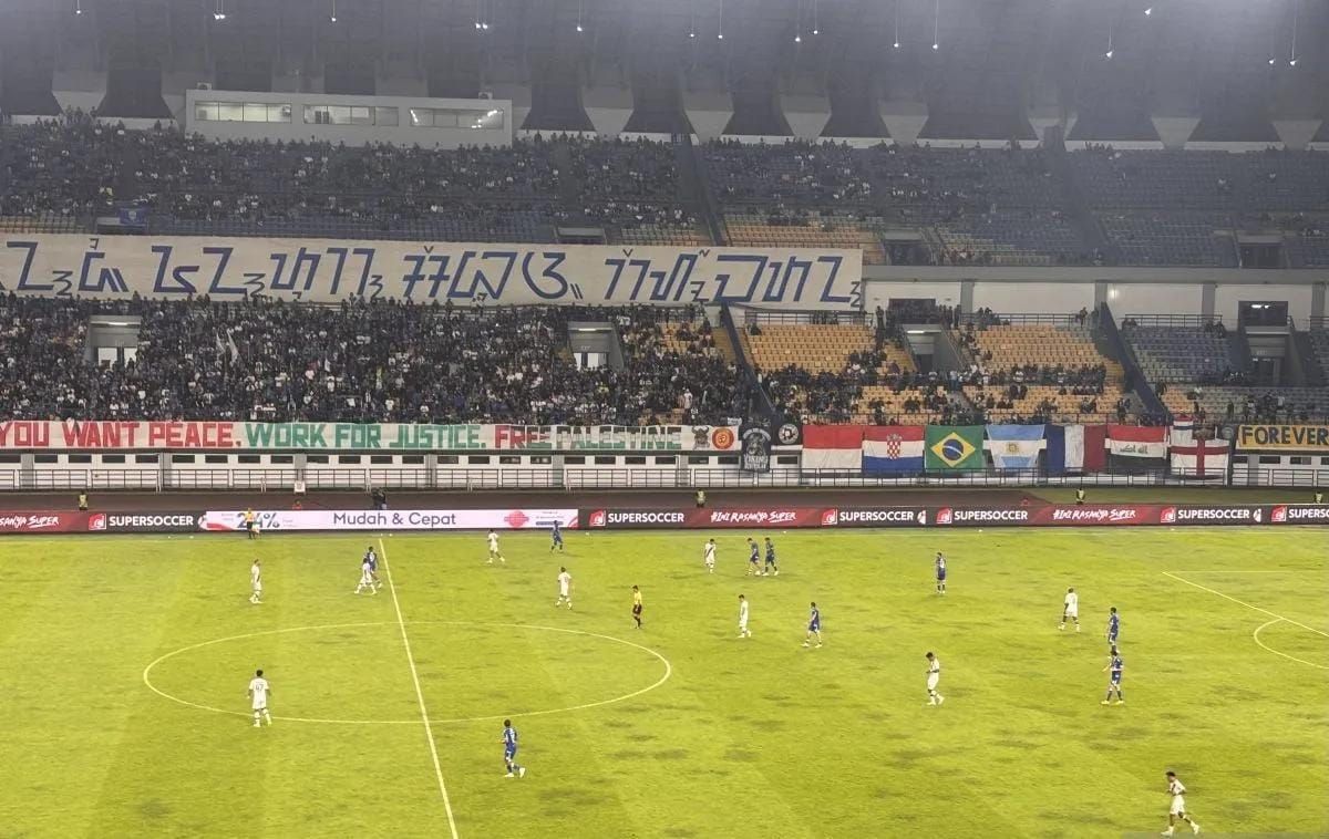 Situasi pertandingan antara Persib Bandung saat menjamu Persis Solo pada pekan ke-10 BRI Super League di Stadion Gelora Bandung Lautan Api (GBLA),Kota Bandung, Jawa Barat, Senin 27 Oktober 2025. (ANTARA/Rubby Jovan) <b>(Antara)</b>