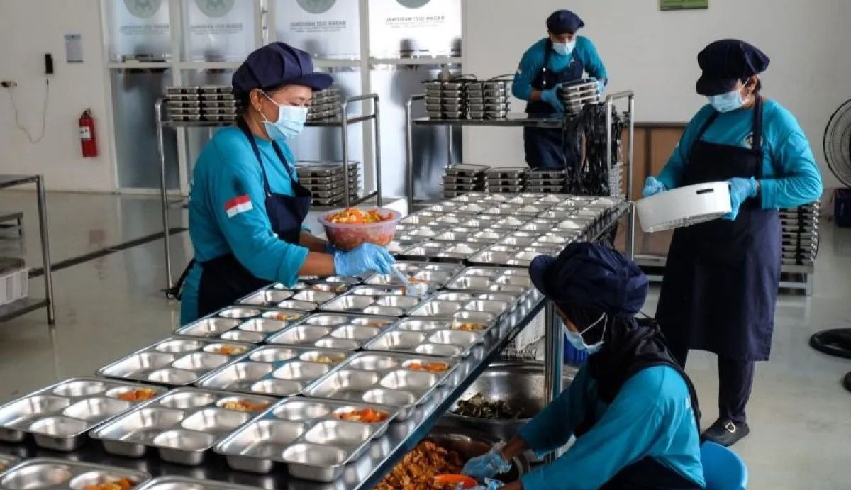 Pekerja menyiapkan paket makanan untuk program MBG di dapur SPPG Jebres yang sudah memiliki SLHS di Solo, Jawa Tengah, Rabu, 8 Oktober 2025. ANTARAFOTO/Maulana Surya/bar <b>(Antara)</b>