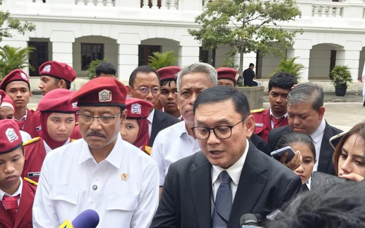 Menteri Sosial Saifullah Yusuf (kiri) menjawab pertanyaan pewarta terkait realisasi penyaluran bantuan sosial (Bansos) reguler triwulan IV 2025, selepas upacara peringatan Hari Sumpah Pemuda ke-97 bersama siswa-siswa Sekolah Rakyat di Museum Bank Ind <b>(Antara)</b>