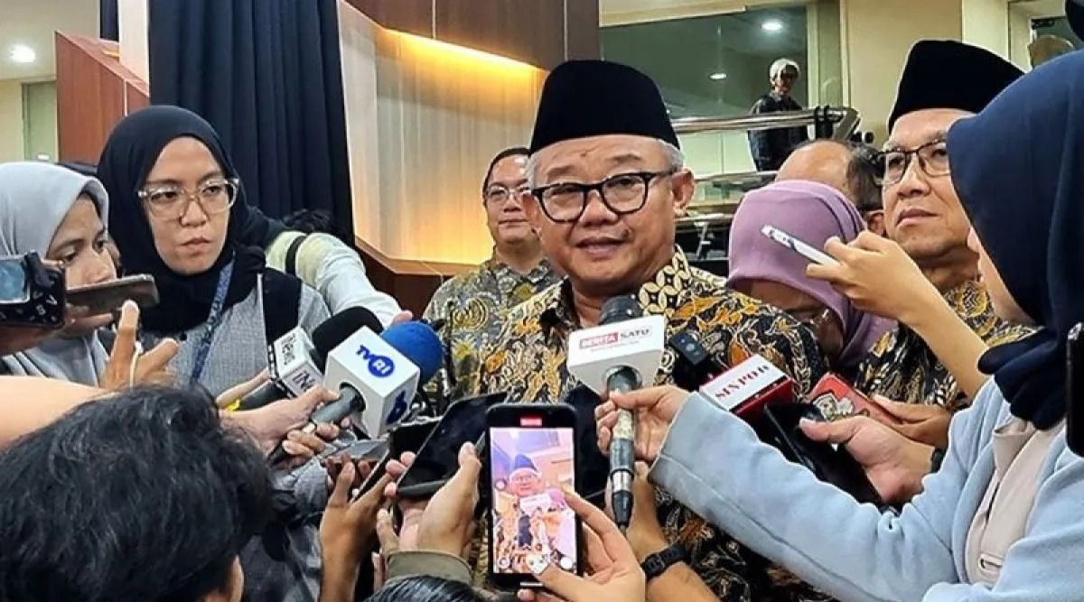 Arsip foto - Menteri Pendidikan Dasar dan Menengah (Mendikdasmen) Abdul Mu'timenyampaikan capaian bidang pendidikan selama setahun Pemerintahan Prabowo Subianto dalam Taklimat Media Setahun Kemendikdasmen di Plaza Insan Berprestasi, Gedung A Kemendik <b>(Antara)</b>