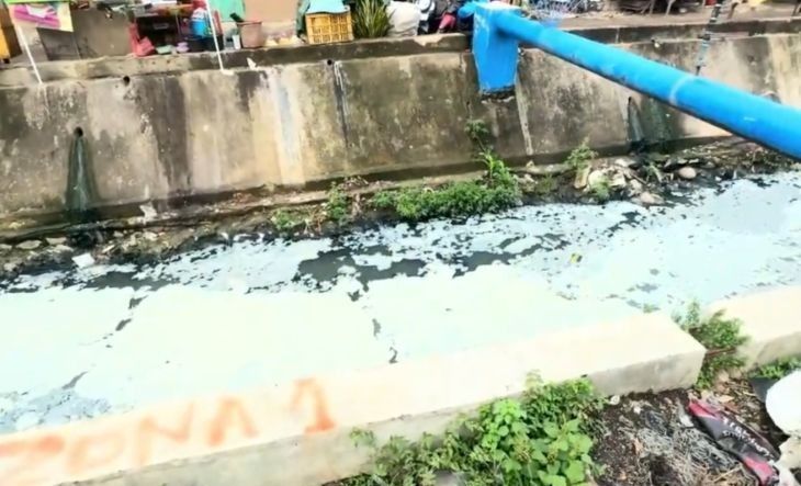 Truk tangki pengangkut minyak sayur terguling di Jalan Raya Cakung–Cilincing, Kelurahan Cakung Barat, Kecamatan Cakung, Jakarta Timur, dini hari. (ANTARA/Siti Nurhaliza) <b>(Antara)</b>