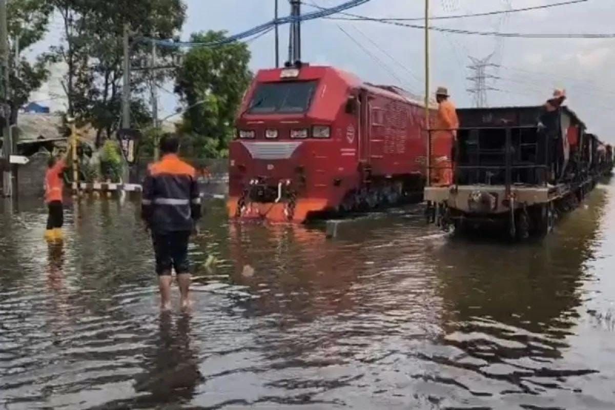 Rangkaian KA melintas di jalur rel antara Stasiun Semarang Tawang dan Stasiun Alastua di Jawa Tengah yang tergenang banjir, Rabu 29 Oktober 2025. (ANTARA/HO-KAI Daop Semarang) <b>(Antara)</b>