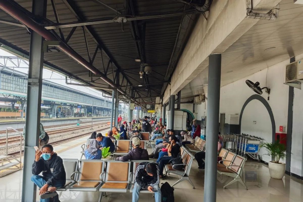 Penumpang menanti keberangkatan di Stasiun Pasar Senen, Jakarta Pusat, Rabu, 29 Oktober 2025.  <b>(Antara)</b>