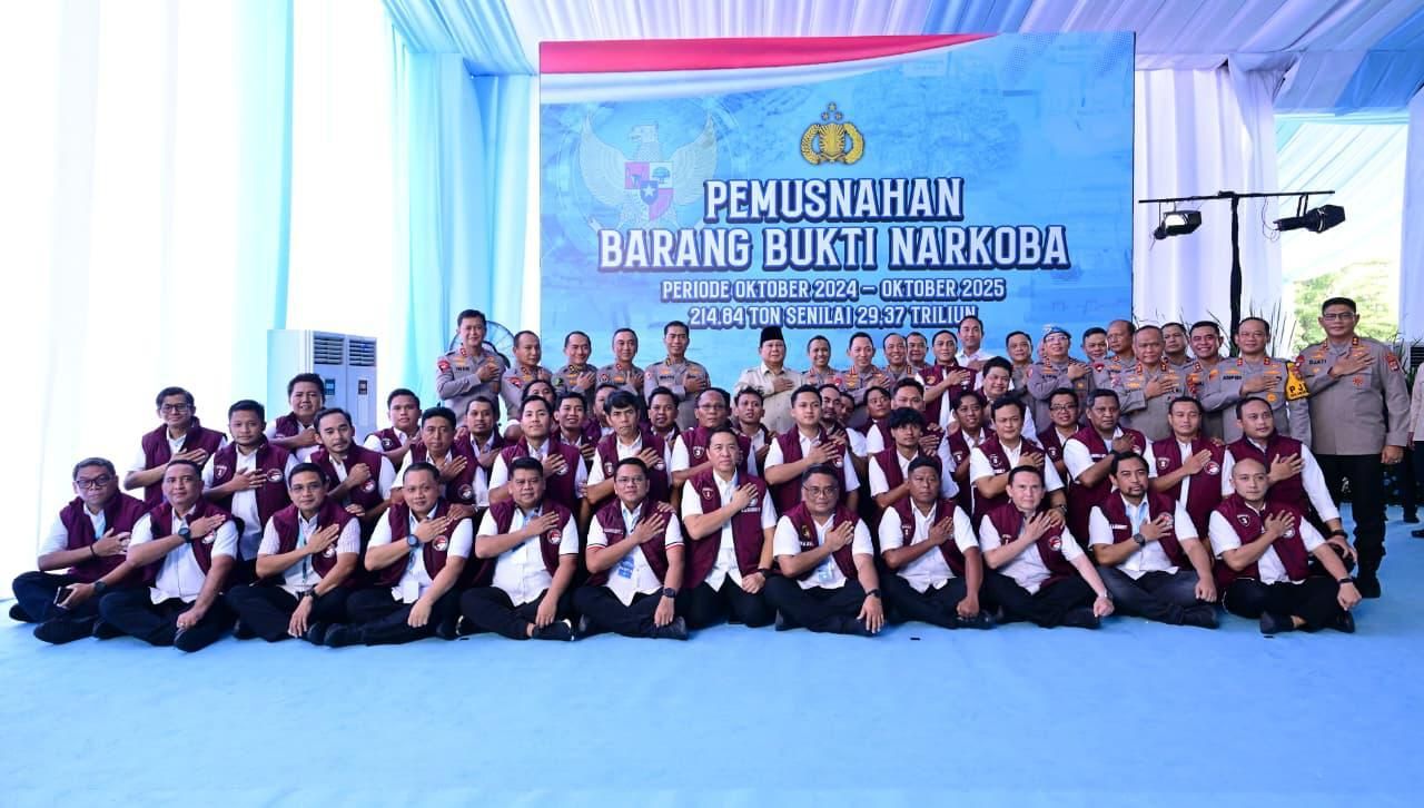Presiden Prabowo Subianto menghadiri pemusnahan narkoba 214,84 ton senilai 29,37 triliun bersama Kapolri Jenderal Polisi Listyo Sigit Prabowo di Lapangan Bhayangkara, Mabes Polri, Jakarta Selatan, Selasa, 29 oktober 2025. <b>(Dok. Setpres)</b>