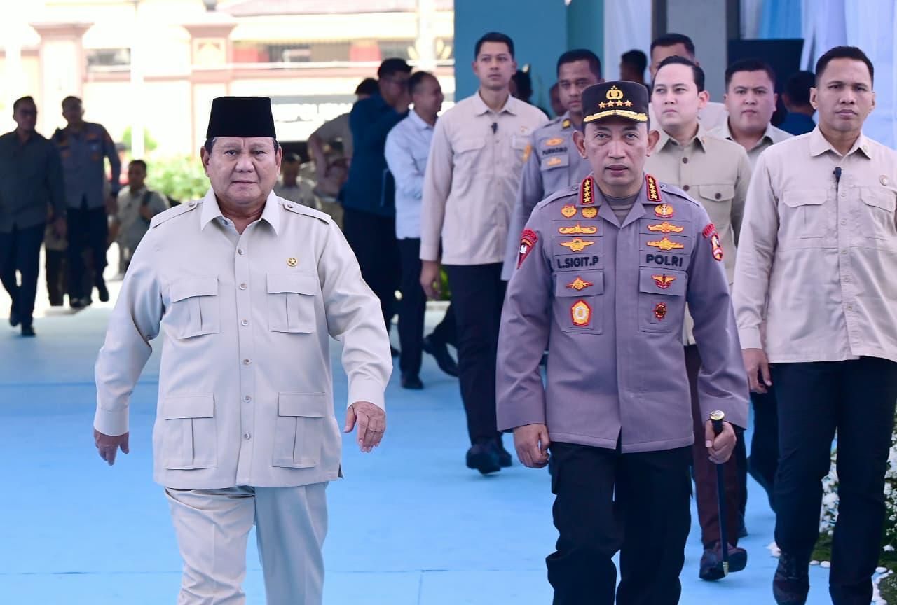 Presiden Prabowo Subianto menghadiri pemusnahan narkoba 214,84 ton senilai 29,37 triliun bersama Kapolri Jenderal Polisi Listyo Sigit Prabowo di Lapangan Bhayangkara, Mabes Polri, Jakarta Selatan, Selasa, 29 oktober 2025. <b>(Dok. Setpres)</b>