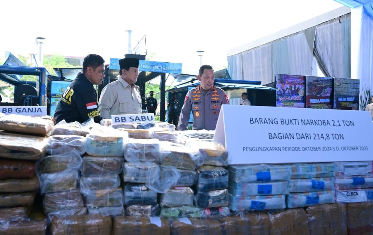 Presiden Prabowo Subianto menghadiri pemusnahan narkoba 214,84 ton senilai 29,37 triliun bersama Kapolri Jenderal Polisi Listyo Sigit Prabowo di Lapangan Bhayangkara, Mabes Polri, Jakarta Selatan, Selasa, 29 oktober 2025. <b>(Dok. Setpres)</b>