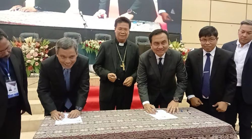 Ephorus HKBP, Pdt. Dr. Victor Tinambunan, MST (ketiga dari kiri). (Foto: Istimewa/forumkeadilansumut.com)