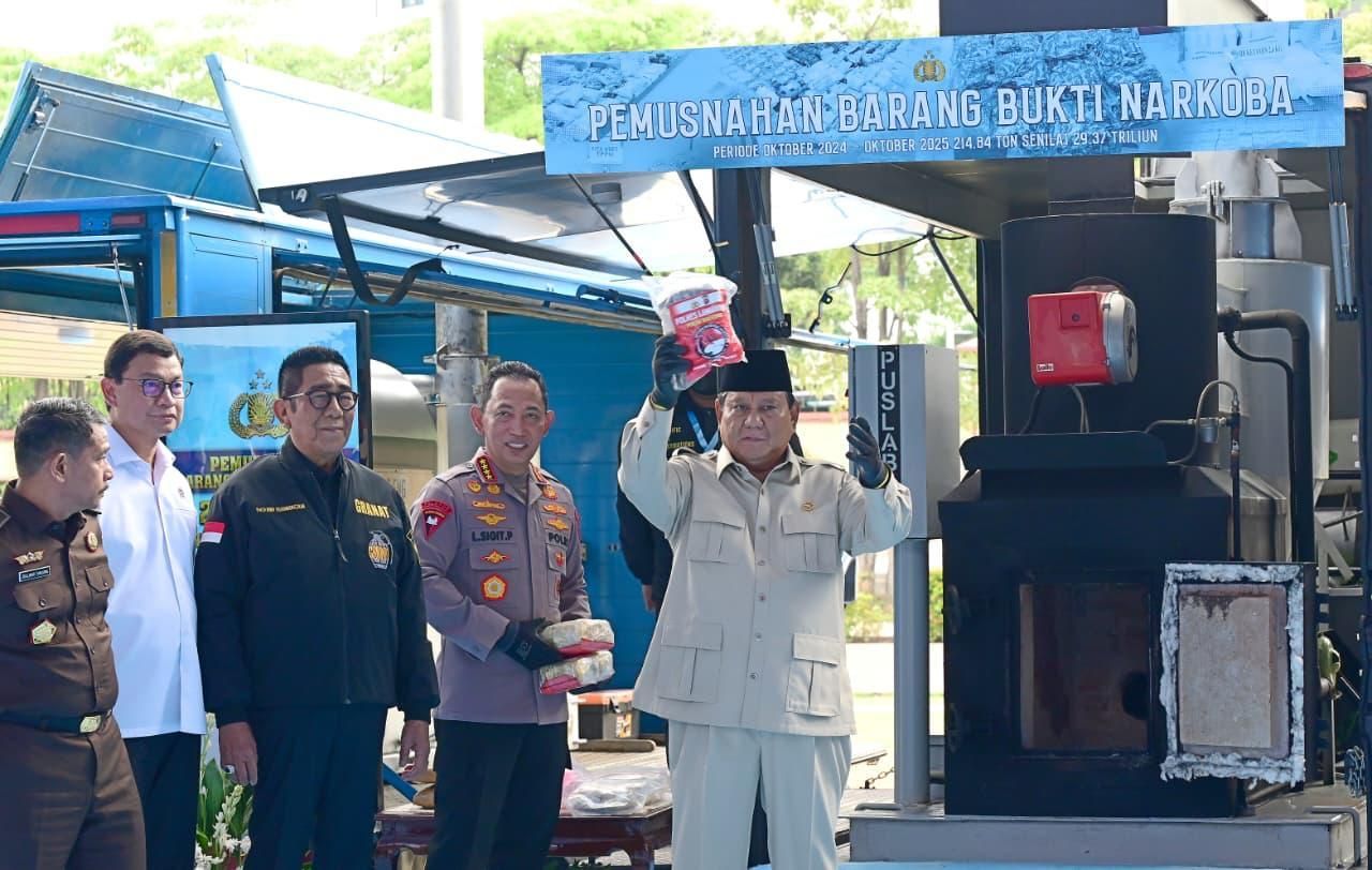 Presiden Prabowo Subianto menghadiri pemusnahan narkoba 214,84 ton senilai 29,37 triliun bersama Kapolri Jenderal Polisi Listyo Sigit Prabowo di Lapangan Bhayangkara, Mabes Polri, Jakarta Selatan, Selasa, 29 oktober 2025. <b>(Dok. Setpres)</b>