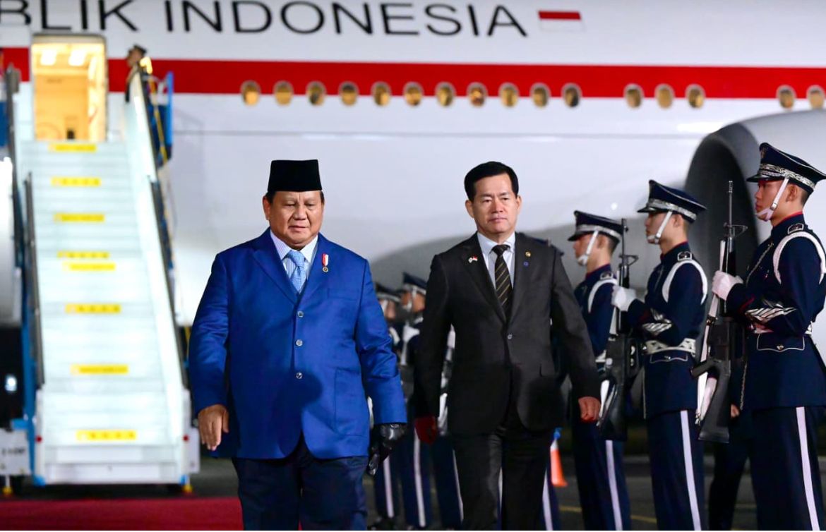 Prabowo Tiba di Republik Korea untuk Hadiri KTT APEC 2025 <b>(Sekretariat Presiden)</b>