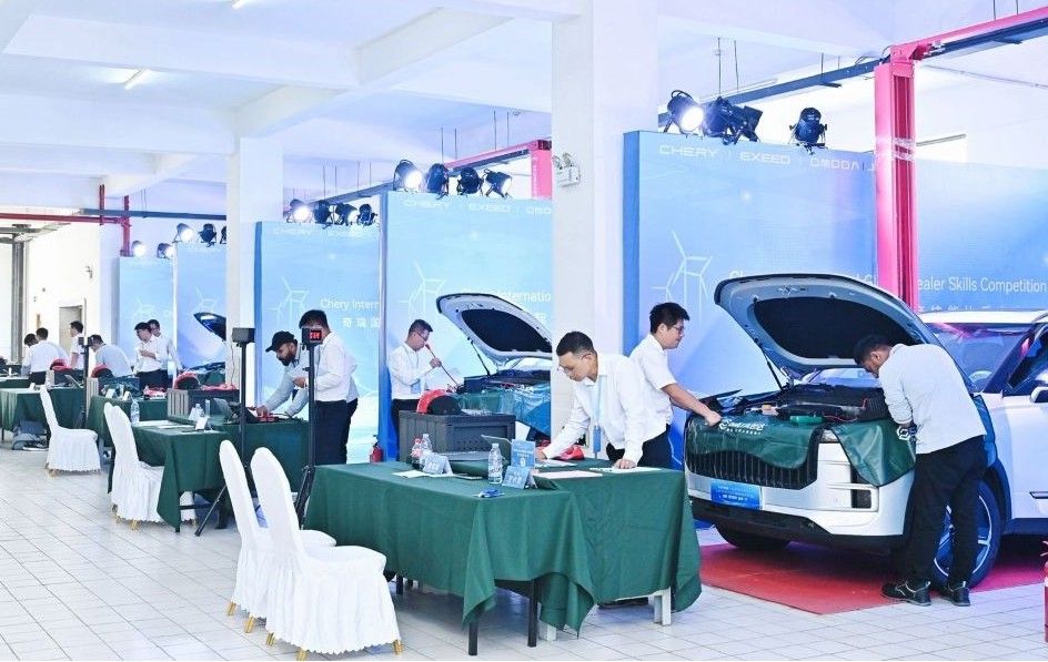 Para elit teknikal erkompetisi ketat di babak final "Chery International Global Dealer Skills Competition 2025". (Foto: Istimewa)