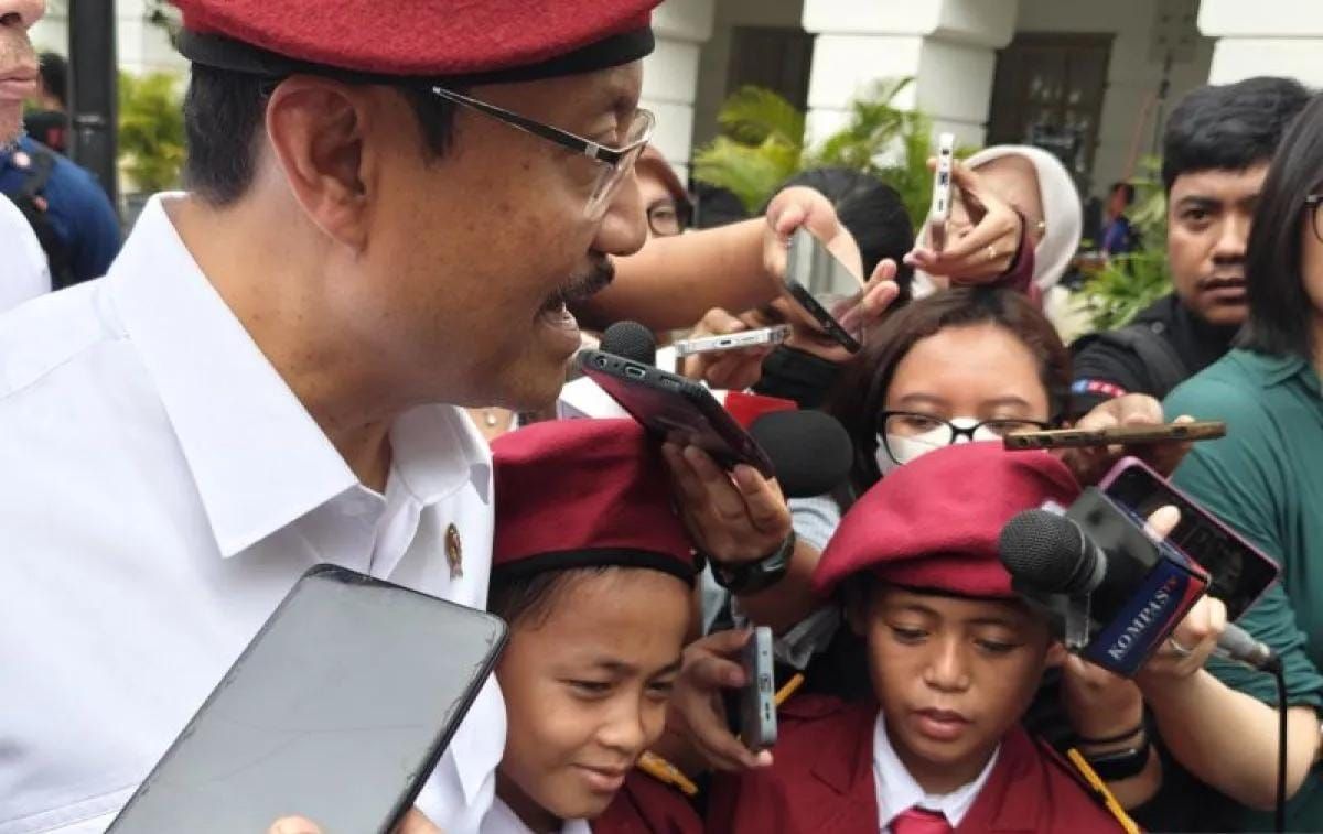 Menteri Sosial Saifullah Yusuf menjawab pertanyaan pewarta terkait penetapan pahlawan nasional baru, selepas upacara peringatan Hari Sumpah Pemuda ke-97 bersama siswa-siswa Sekolah Rakyat di Museum Bank Indonesia, Jakarta, Selasa 28 Oktober 2025 ANTA <b>(Antara)</b>