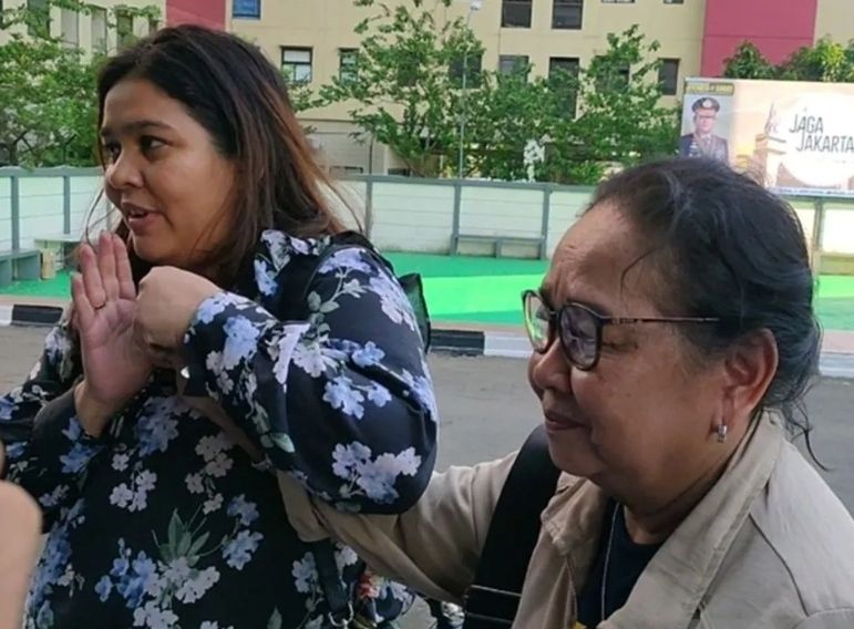 Ibu dan kakak Onad mendatangi Polres Metro Jakarta Barat.  <b>(Antara)</b>