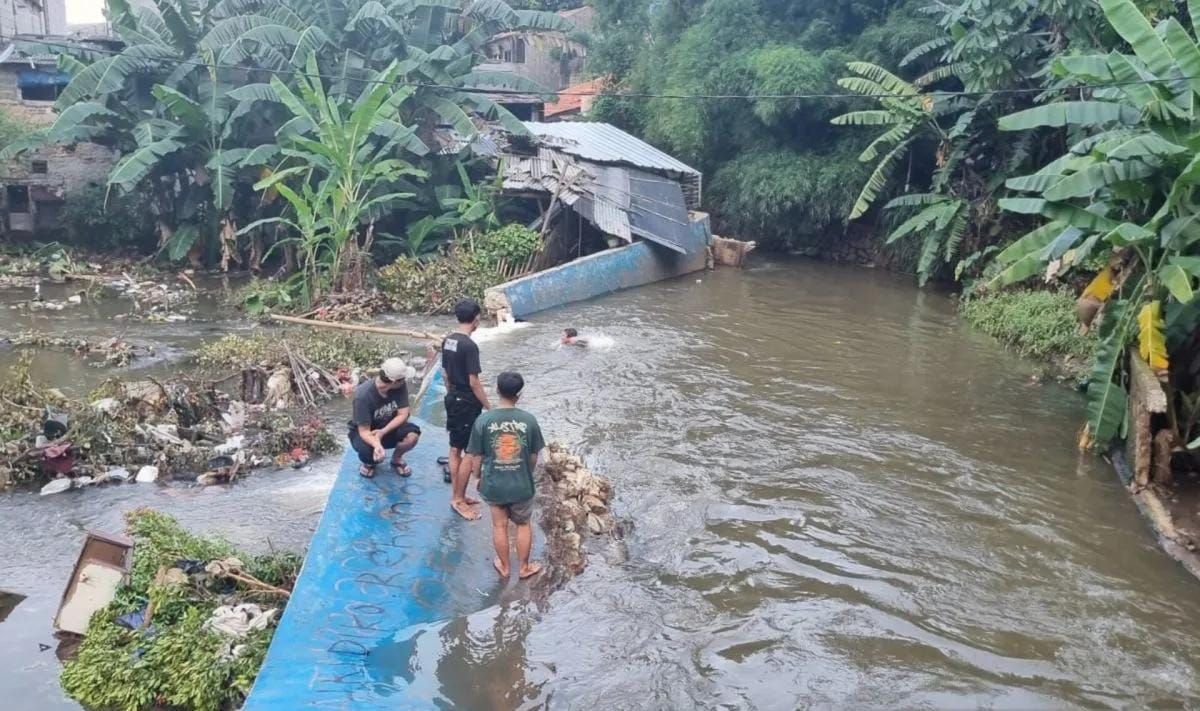 Tanggul Baswedan jebol akibat curah hujan deras di Jati Padang, Pasar Minggu, Jakarta Selatan, Jumat 31 Oktober 2025. ANTARA/Luthfia Miranda Putri. <b>(Antara)</b>