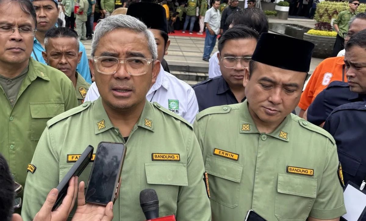 Arsip- Wali Kota Bandung Muhammad Farhan (kiri) bersam Wakil Wali Kota Bandung Erwin (kanan) saat memberikan keterangan di Kota Bandung, Jawa Barat. (ANTARA/Rubby Jovan) <b>(Antara)</b>