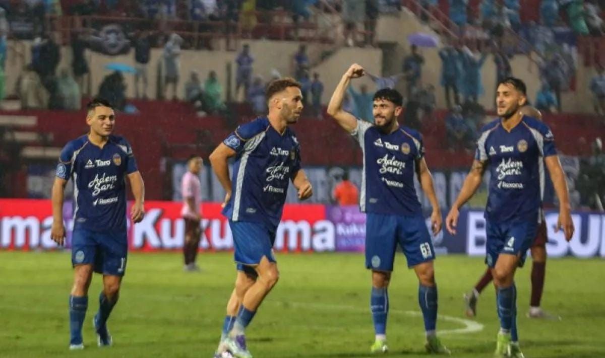Pesepak bola PSIM Yogyakarta Jose Pedro Ze Valente (kedua kiri) melakukan selebrasi bersama rekannya seusai berhasil menjebol gawang Persik Kediri pada laga BRI Super League di Stadion Sultan Agung, Bantul, D.I Yogyakarta, Jumat (31/10/2025). PSIM Yo <b>(Antara)</b>