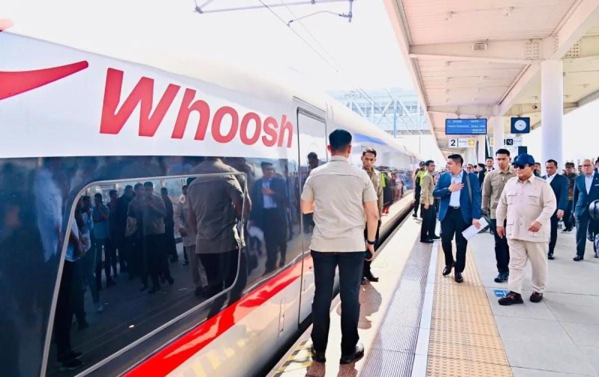 Presiden RI Prabowo Subianto kembali menaiki kereta cepat Whoosh menuju Stasiun Halim, Jakarta, dari Stasiun Padalarang, Bandung Barat, Kamis 7 Agustus 2025. ANTARA/HO-Biro Pers Sekretariat Presiden <b>(Antara)</b>