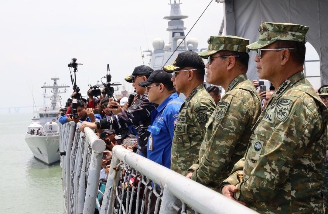 Kepala Staf Angkatan Laut (Kasal) Laksamana TNI Dr. Muhammad Ali mendampingi Menteri Pertahanan (Menhan) Sjafrie Sjamsoeddin saat menyaksikan langsung peluncuran dan uji tembak torpedo KSOT di Markas Komando Armada II, Surabaya, Kamis 30 Oktober 2025