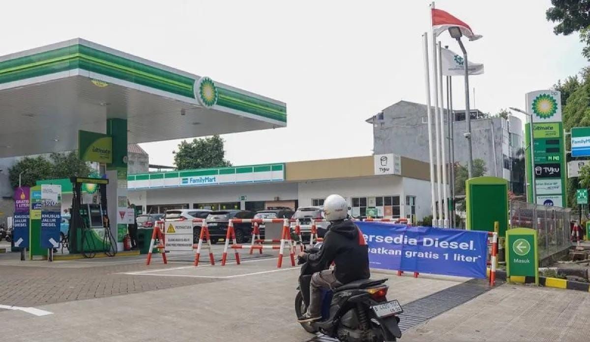 Arsip foto - Pengendara sepeda motor melintas di SPBU BP Minangkabau, Jakarta, Rabu 17 September 2025. ANTARA FOTO/Ika Maryani/Adm/aww/am. <b>(Antara)</b>