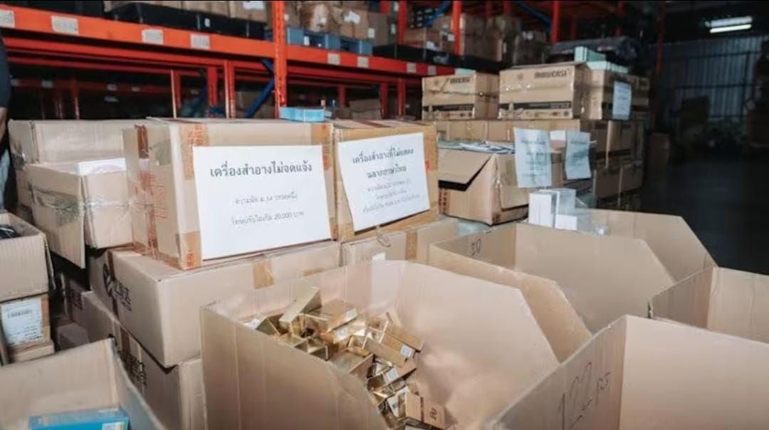 Produk herbal Hong Thai disita saat penggerebekan oleh pihak berwenang Thailand di fasilitas manufaktur ilegal di Bangkok pada 30 Oktober 2025. <b>(CNA)</b>