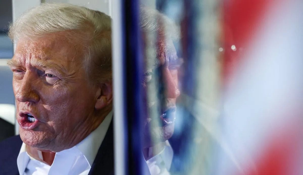 Presiden AS Donald Trump berbicara kepada wartawan saat perjalanan ke Tokyo di pesawat Air Force One, Senin, 27 Oktober 2025. ANTARA FOTO/REUTERS/Evelyn Hockstein/agr <b>(Antara)</b>