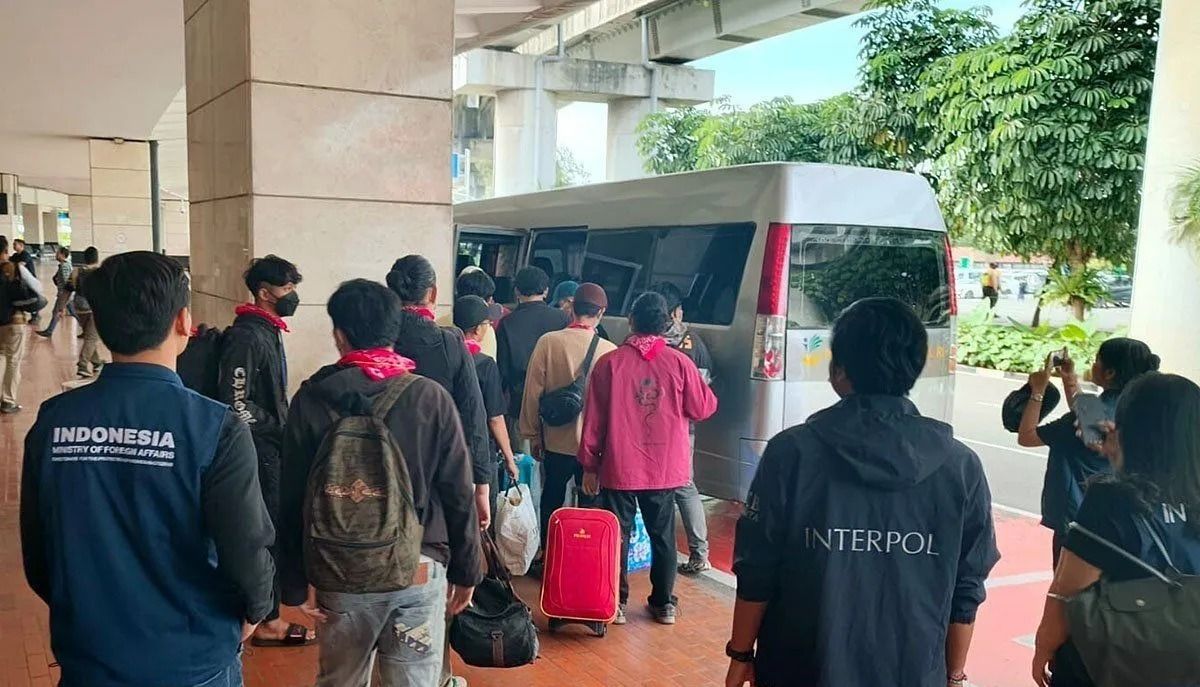 Sejumlah pekerja korban TPPO yang keluar dari perusahaan pelaku penipuan daring (online scam) Myanmar memasuki bus setelah tiba di Bandara Soekarno-Hatta, Tangerang, Banten, Rabu, 29 Oktober 2025. ANTARA/HO-Kemlu RI/aa. <b>(Antara)</b>
