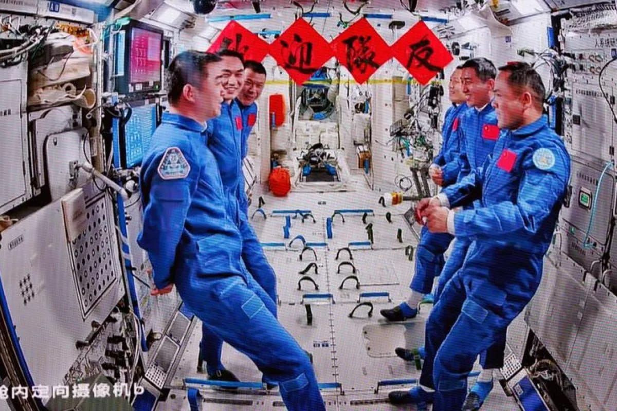Tangkapan layar bersama astronaut pesawat antariksa berawak Shenzhou-20 dan Shenzhou-21 di Stasiun Luar Angkasa China pada 1 November 2025. Mereka akan tinggal dan bekerja bersama selama lima hari di Stasiun Luar Angkasa China. (ANTARA/Xinhua/Jin Liw <b>(Antara)</b>