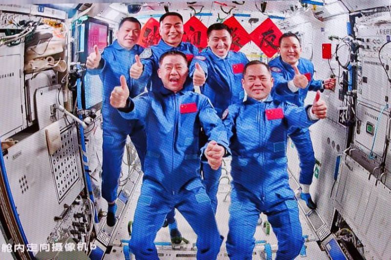 Tangkapan layar bersama astronaut pesawat antariksa berawak Shenzhou-20 dan Shenzhou-21 di Stasiun Luar Angkasa China pada 1 November 2025. Mereka akan tinggal dan bekerja bersama selama lima hari di Stasiun Luar Angkasa China. (ANTARA/Xinhua/Jin Liwang) <b>(Antara)</b>