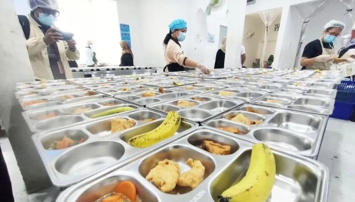 Ilustrasi - Petugas tengah memorsi menu Makan Bergizi Gratis (MBG) di dapur Satuan Pelayanan Pemenuhan Gizi (SPPG) Palmerah, Jakarta Barat, Selasa, 23 September 2025. ANTARA/Risky Syukur/aa. <b>(Antara)</b>