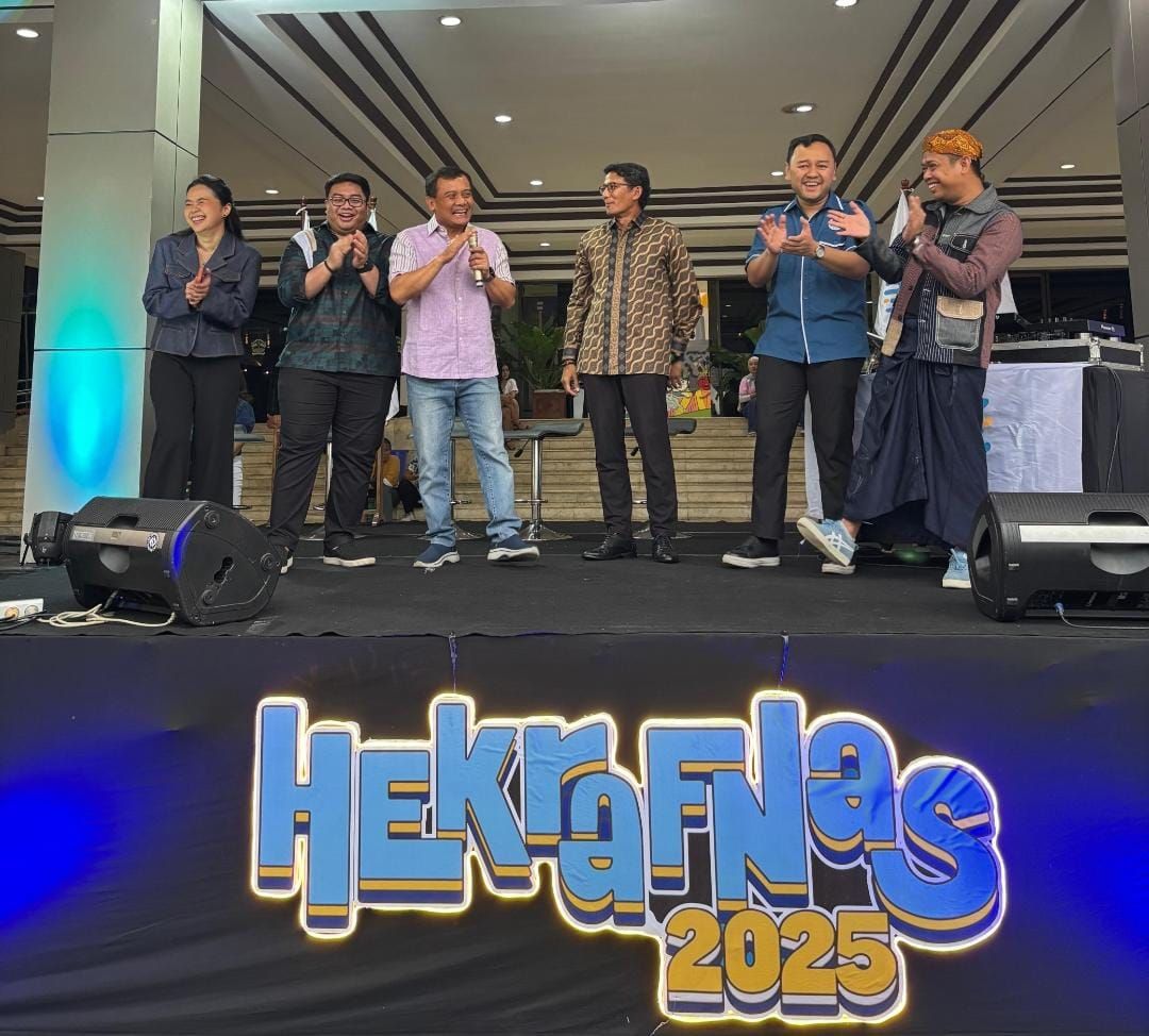 Hari Ekonomi Kreatif Nasional diperingati setiap tabggal 24 Oktober, menjadi momentum untuk merayakan semangat inovasi dan kolaborasi para pelaku kreatif Indonesia.